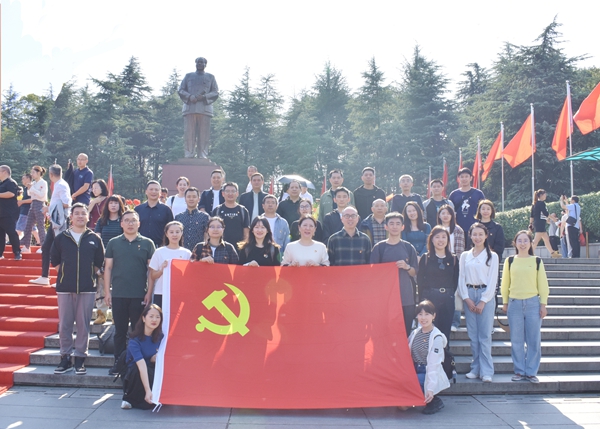 学员们在毛泽东同志铜像广场前合影.jpg